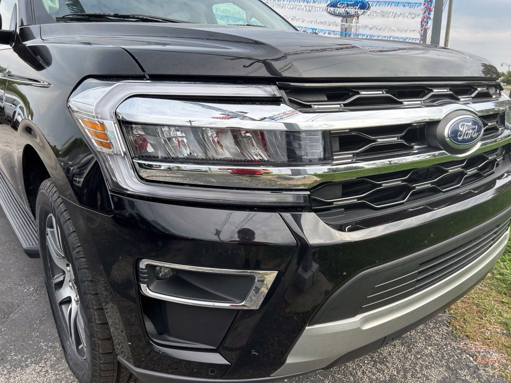 Used 2024 Ford Expedition Max Limited AWD/4WD image 2
