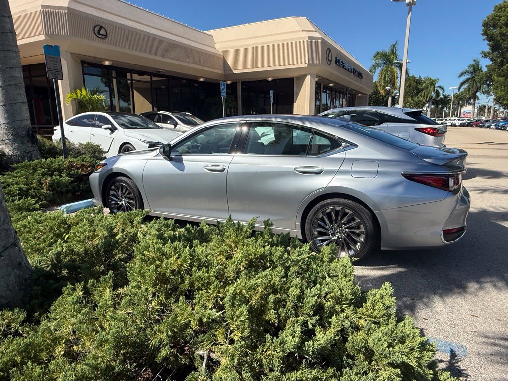 Used 2024 Lexus ES 300h w/ Technology Package FWD image 7