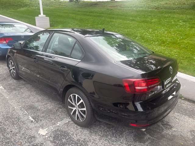 Used 2017 Volkswagen Jetta SE FWD image 3