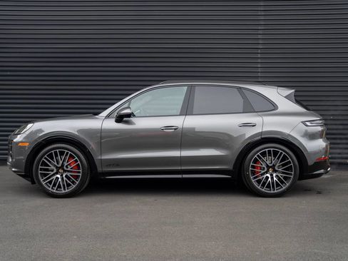 New 2026 Porsche Cayenne GTS image 2