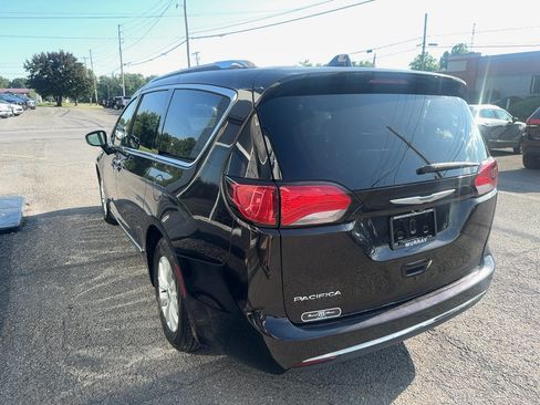 Used 2019 Chrysler Pacifica Touring-L FWD image 7