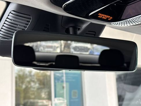 Used 2025 Mercedes-Benz GLC 300 4MATIC image 25