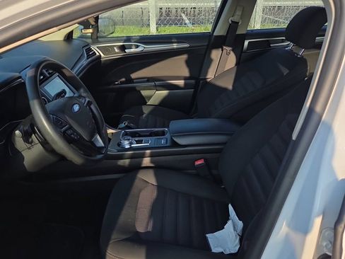 Used 2017 Ford Fusion SE w/ Fusion SE Technology Package FWD image 8