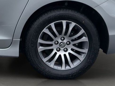Used 2020 Toyota Sienna XLE image 24