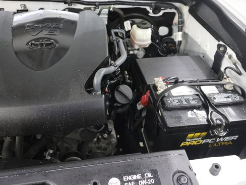Used 2018 Toyota Tacoma SR5 AWD/4WD image 17