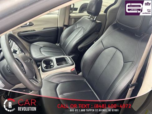 Used 2024 Chrysler Pacifica Touring-L image 19