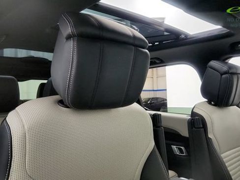 Used 2023 Land Rover Discovery Metropolitan Edition AWD/4WD image 32