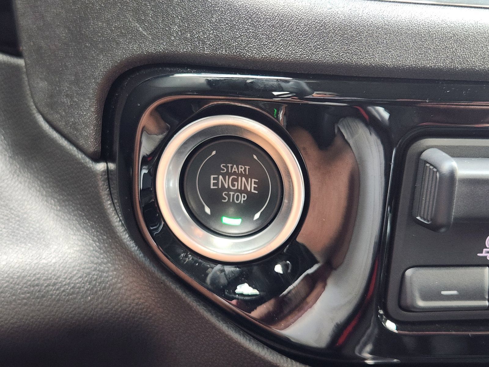 Certified 2025 GMC Sierra 1500 SLT RWD image 23