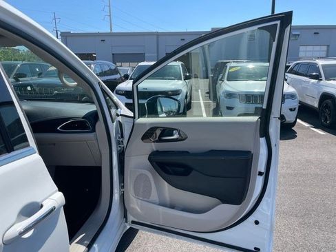 Certified 2023 Chrysler Pacifica Limited FWD image 9