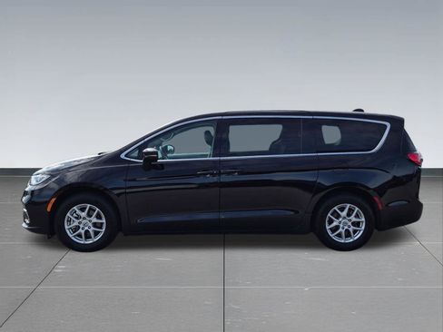 Used 2024 Chrysler Pacifica Touring-L FWD image 3
