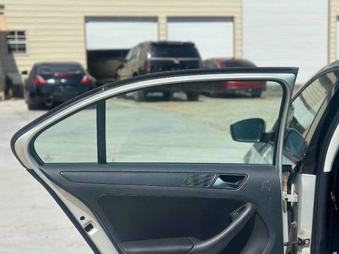 Used 2012 Volkswagen Jetta SE FWD image 25
