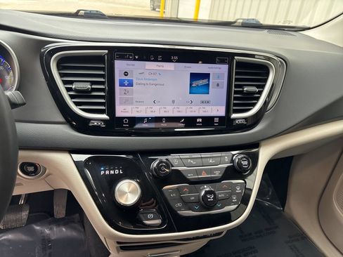 Used 2023 Chrysler Pacifica Touring-L FWD image 15
