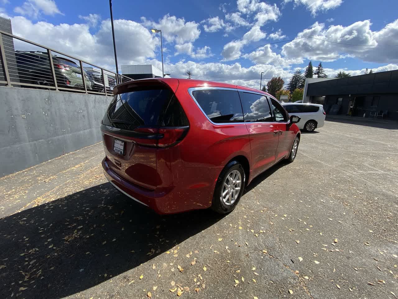 Used 2025 Chrysler Pacifica Select FWD image 6