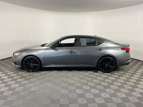 Used 2022 Nissan Altima 2.5 SR w/ Midnight Edition Package FWD image 4