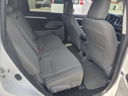 Used 2017 Toyota Highlander LE FWD image 12