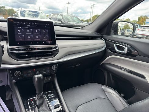 Used 2023 Jeep Compass Limited image 27