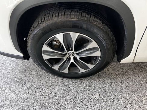 Certified 2021 Toyota Highlander XLE image 11