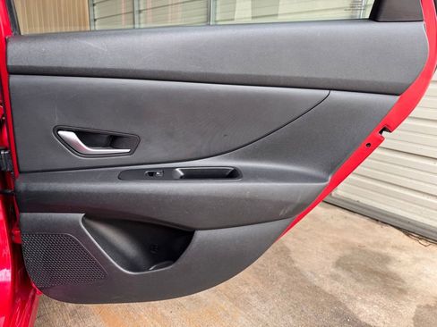 Used 2021 Hyundai Elantra SE FWD image 11