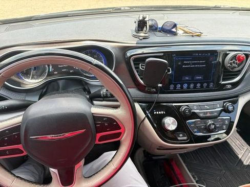 Used 2017 Chrysler Pacifica Limited FWD image 6