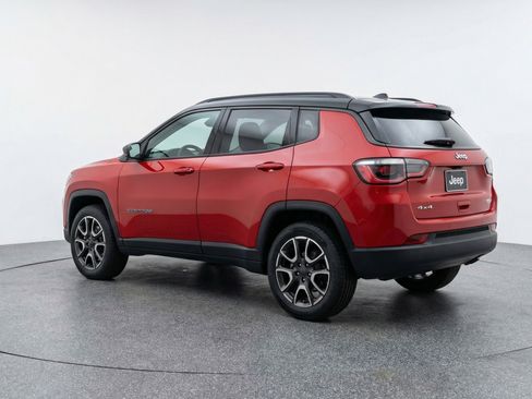 Used 2025 Jeep Compass Trailhawk image 6