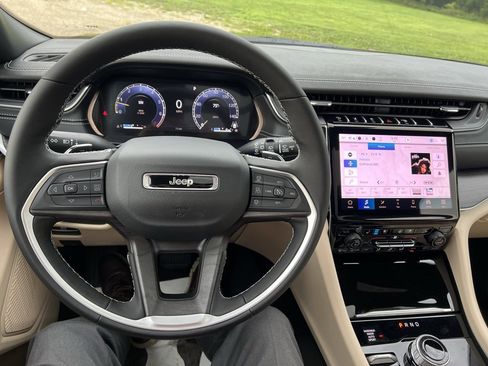 New 2025 Jeep Grand Cherokee L Limited w/ Luxury Tech Group II image 38