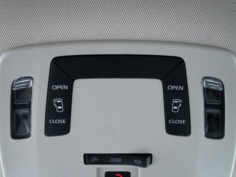 Used 2024 Toyota Sienna LE image 28