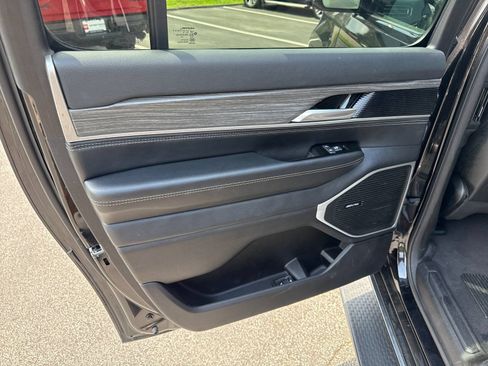 Used 2024 Jeep Wagoneer L Series III w/ Flexible Seating Group AWD/4WD image 22