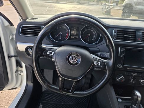 Used 2017 Volkswagen Jetta SE image 17