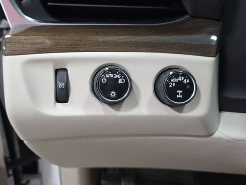 Used 2020 Cadillac Escalade Luxury AWD/4WD image 24