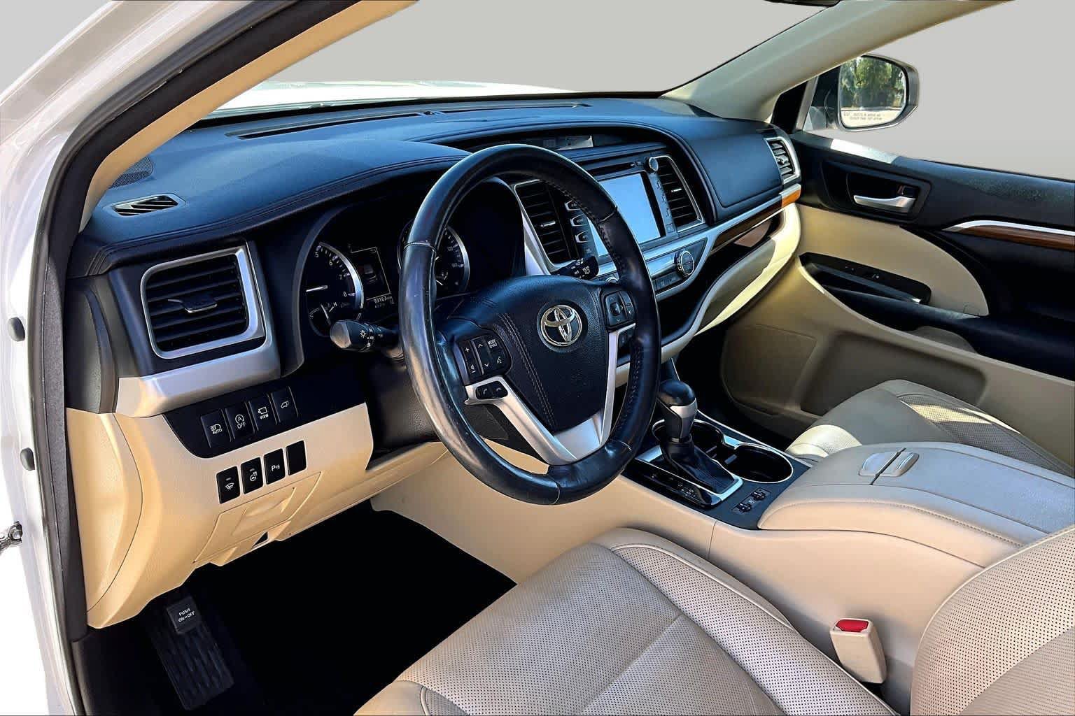 Used 2017 Toyota Highlander Limited Platinum FWD image 16