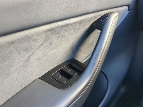 Used 2020 Tesla Model Y Long Range image 26