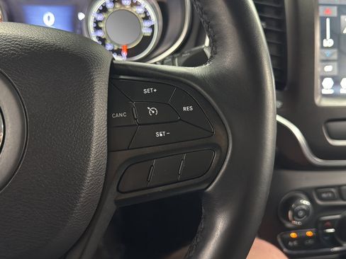 Used 2019 Jeep Cherokee Trailhawk AWD/4WD image 22