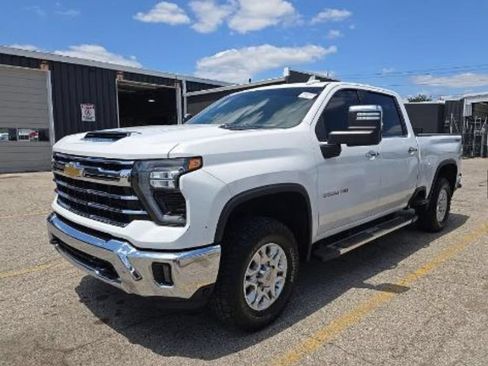 Used 2024 Chevrolet Silverado 2500 LTZ AWD/4WD image 2