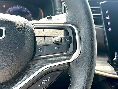 Used 2024 Jeep Wagoneer L Series II w/ Flexible Seating Group RWD image 29