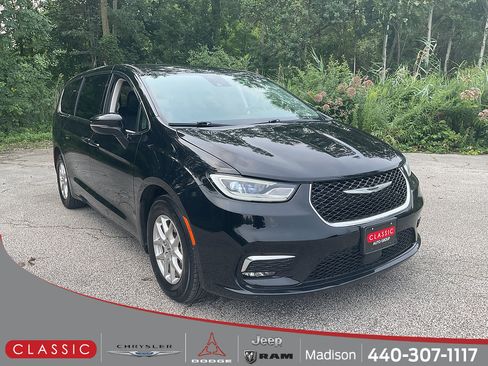 Used 2024 Chrysler Pacifica Touring-L FWD image 1