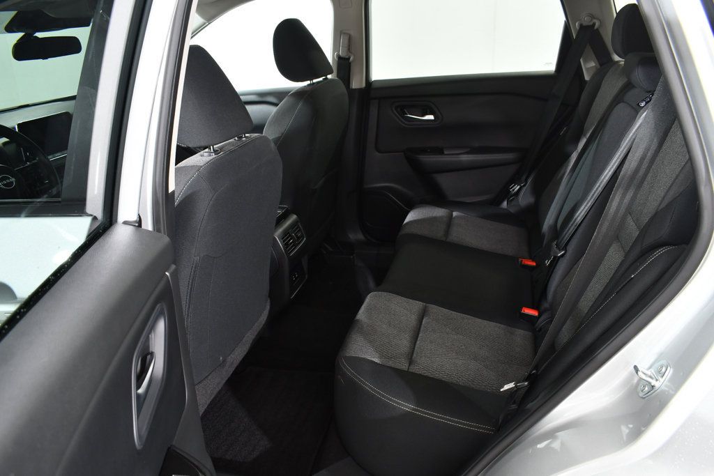 Used 2024 Nissan Rogue SV AWD/4WD image 16