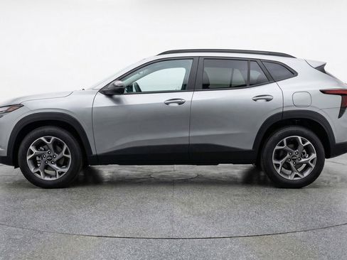 Used 2025 Chevrolet Trax LT w/ LT Convenience Package image 5