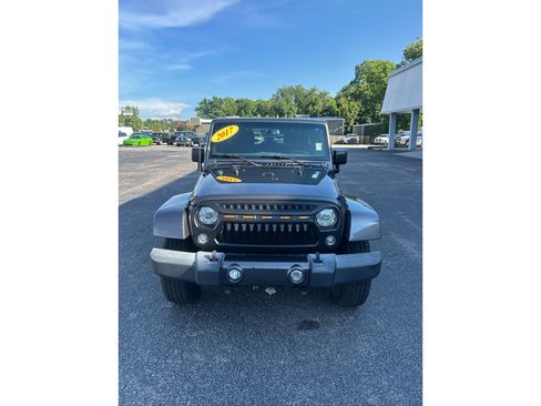 Used 2017 Jeep Wrangler Unlimited Sahara w/ Dual Top Group AWD/4WD image 5
