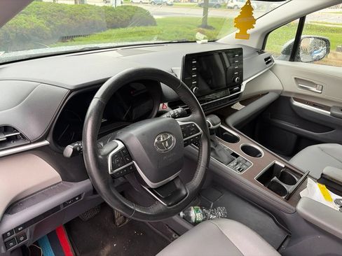 Used 2023 Toyota Sienna XLE FWD image 13