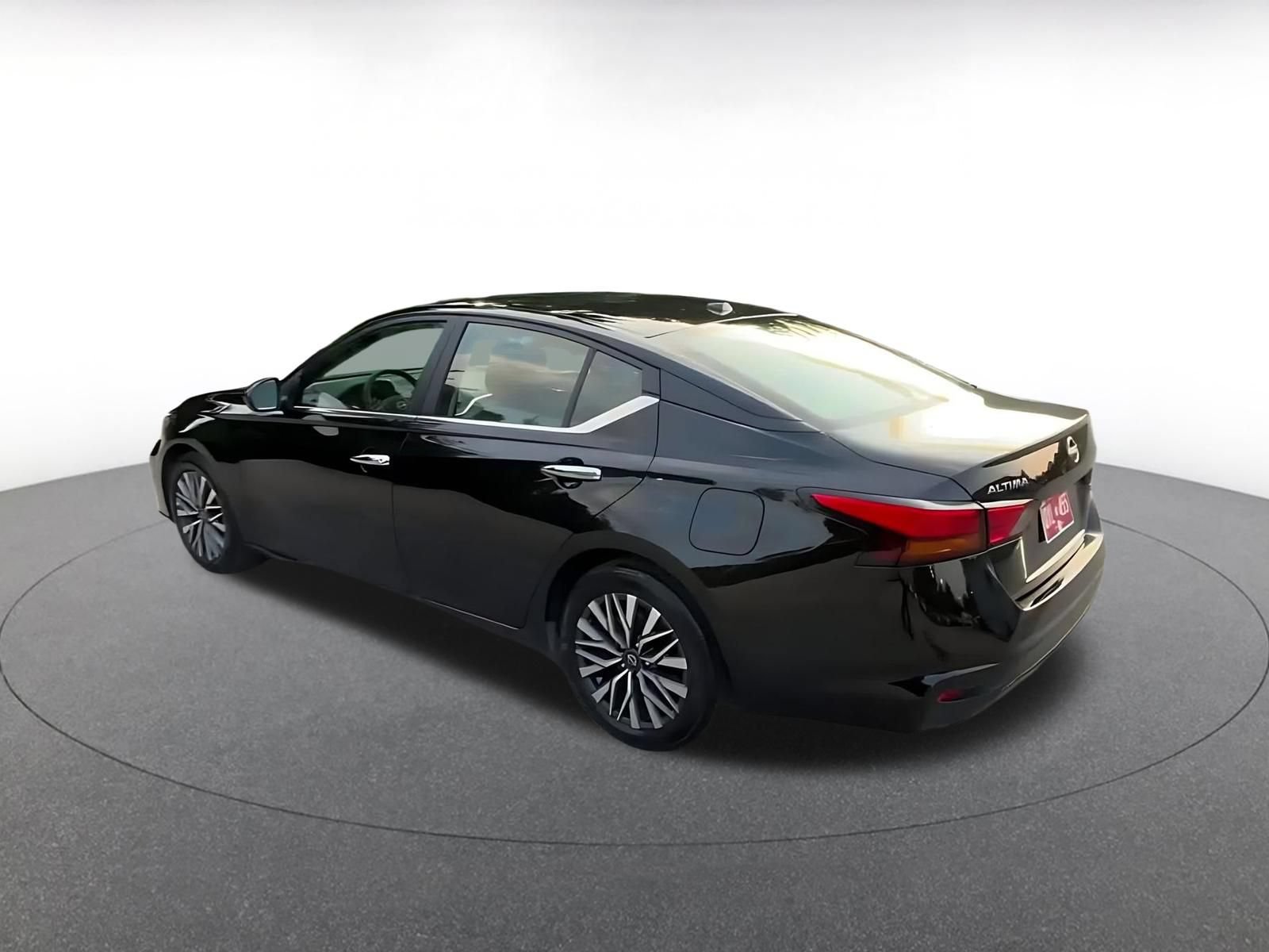 Used 2025 Nissan Altima 2.5 SV FWD image 9