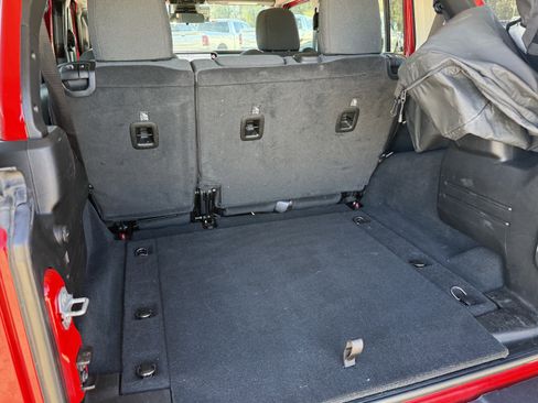 Used 2025 Jeep Wrangler Sahara image 30