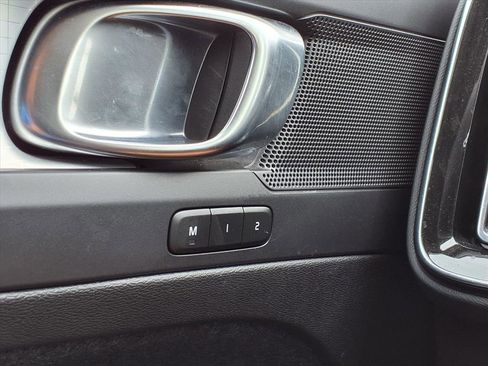 Used 2022 Volvo XC40 T5 Momentum w/ Premium Package image 29