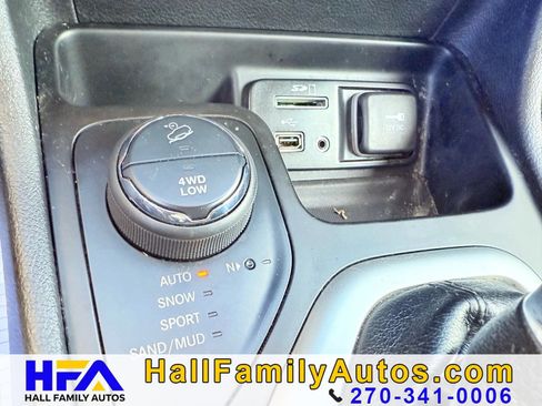 Used 2017 Jeep Cherokee Overland image 28