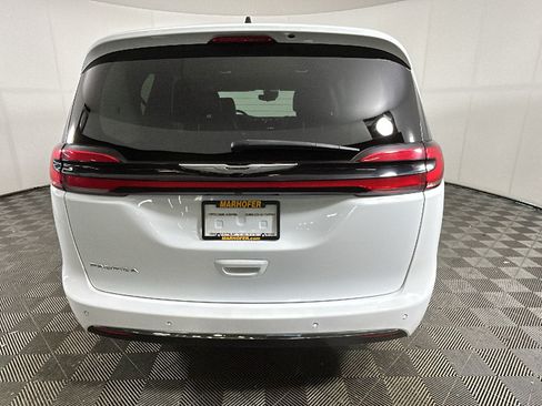 Used 2024 Chrysler Pacifica Touring-L FWD image 3