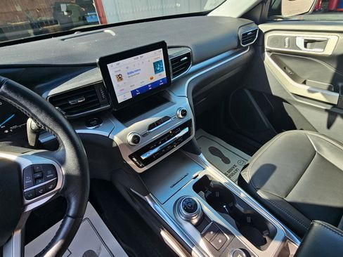 Used 2022 Ford Explorer XLT w/ Equipment Group 202A image 8