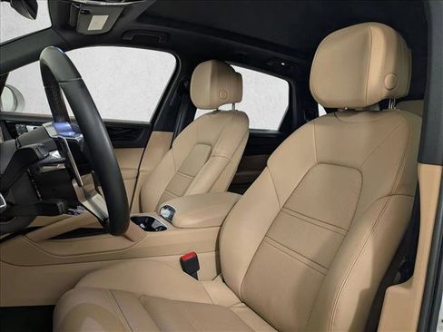 Used 2023 Porsche Cayenne Platinum Edition image 5