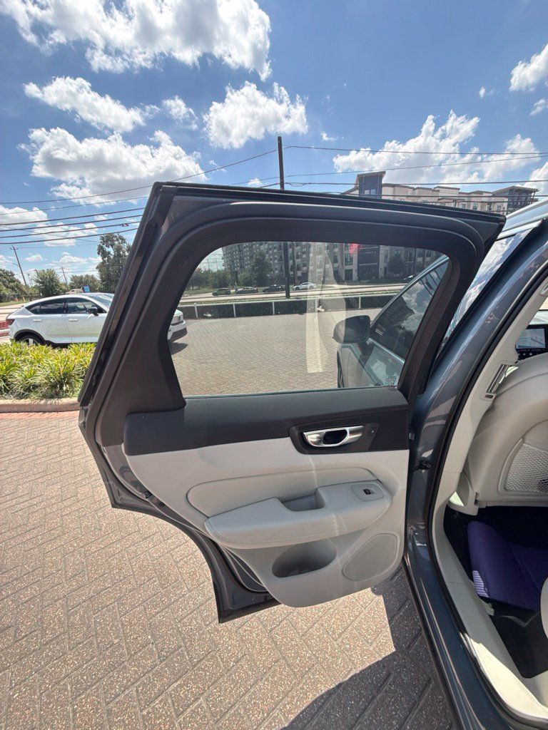 Used 2023 Volvo XC60 B5 Ultimate w/ Protection Package Premier AWD/4WD image 5