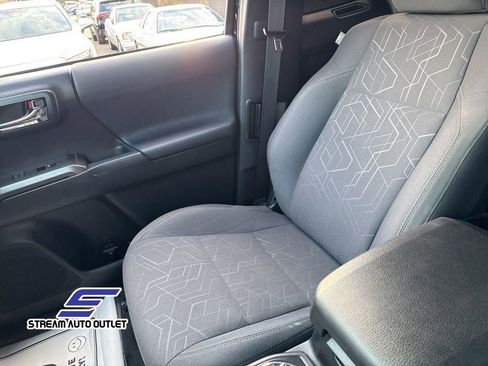 Used 2016 Toyota Tacoma TRD Sport image 28