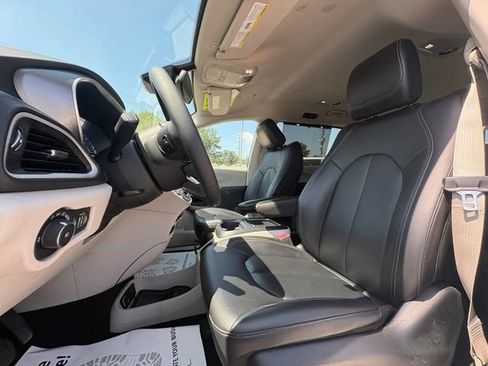 Used 2024 Chrysler Pacifica Touring-L FWD image 17