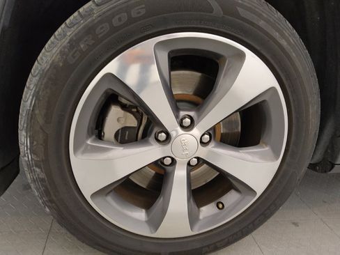 Used 2019 Jeep Cherokee Limited image 31